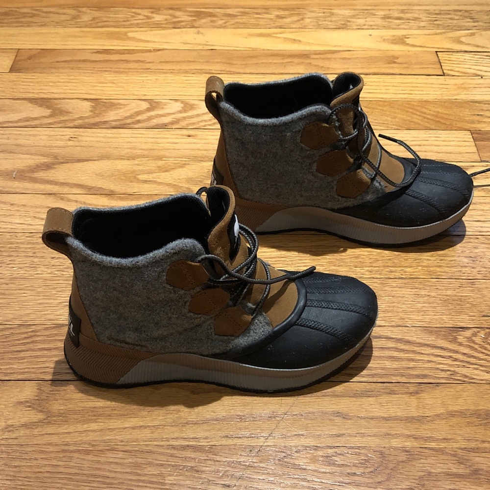 Sorel Size 6 Out N About Classic Waterproof Duck Boot. Black, Tan and Gray color